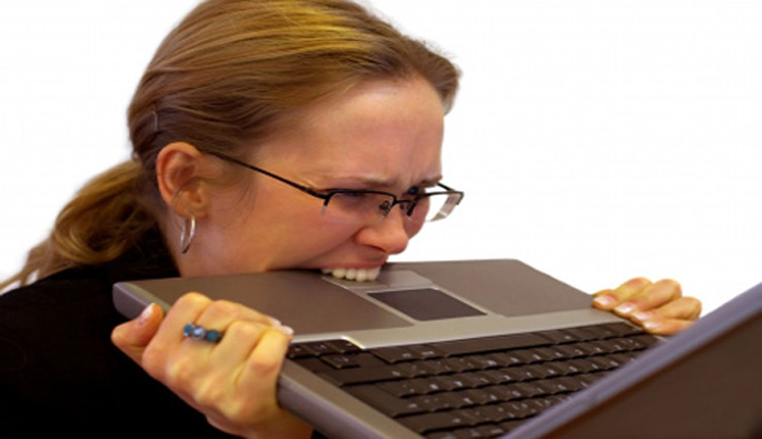 stresten bilgisayarı ısıran kadın