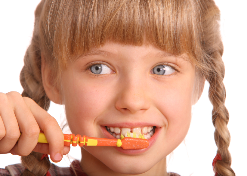 diş fırçalayan çocuk