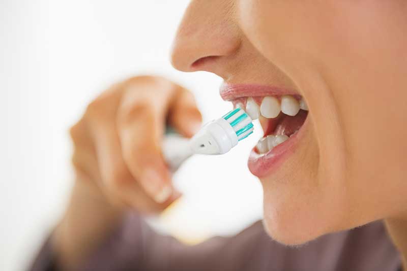 diş fırçalayan kadın