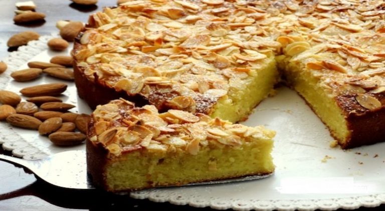 Cildi Güzelleştirir Bademli Kek Tarifi