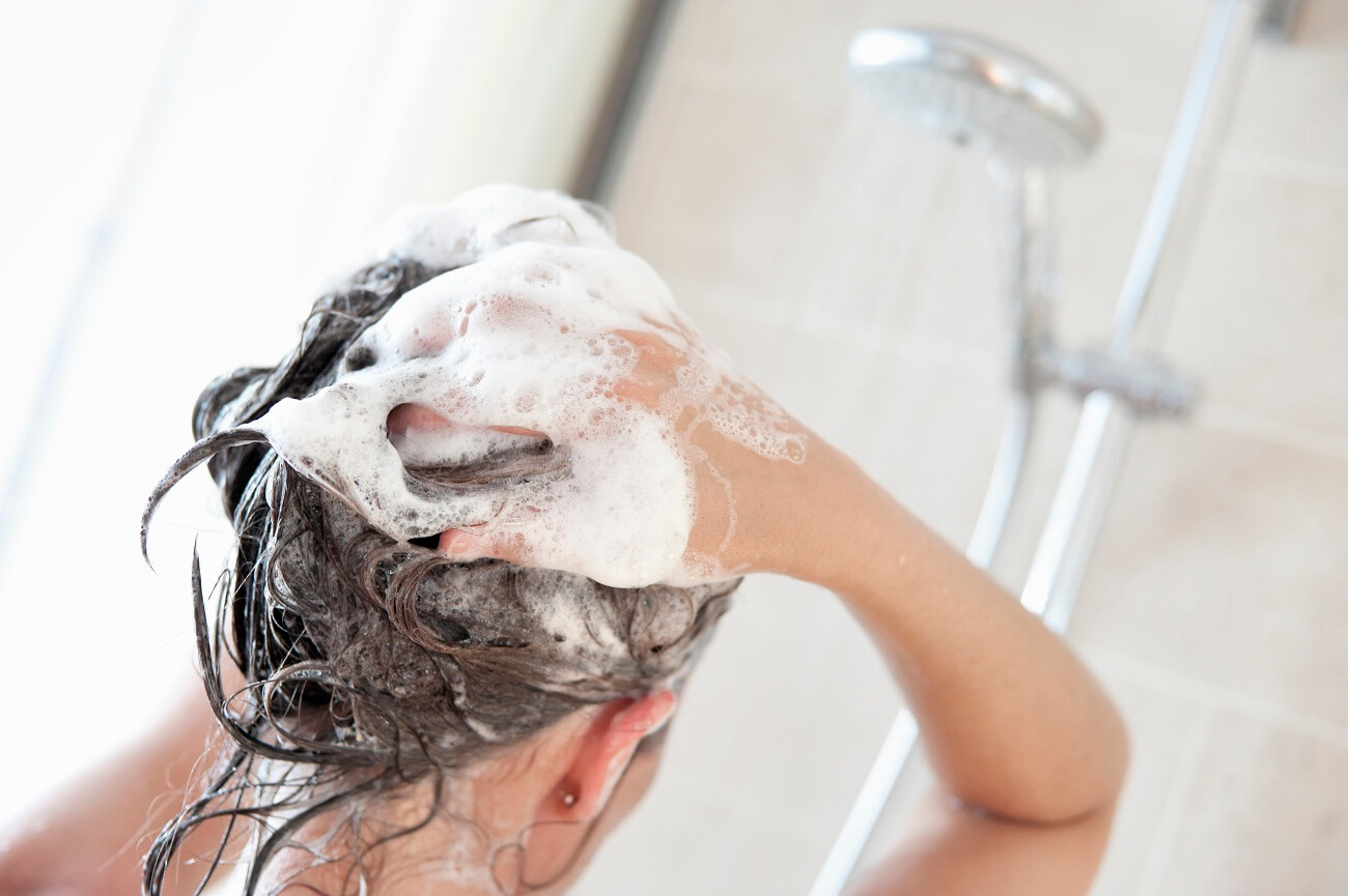 saç yıkayan kadın